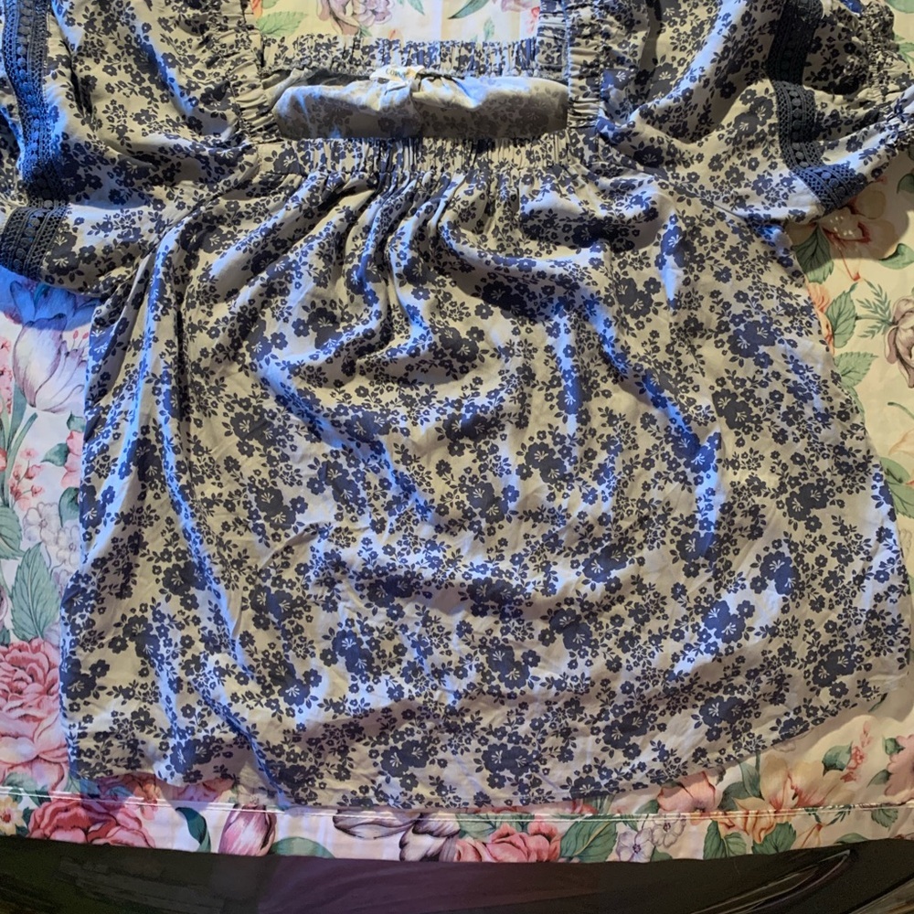 Como Blu Women’s Floral Blue and White Women's Short Sleeve  Top Size Large